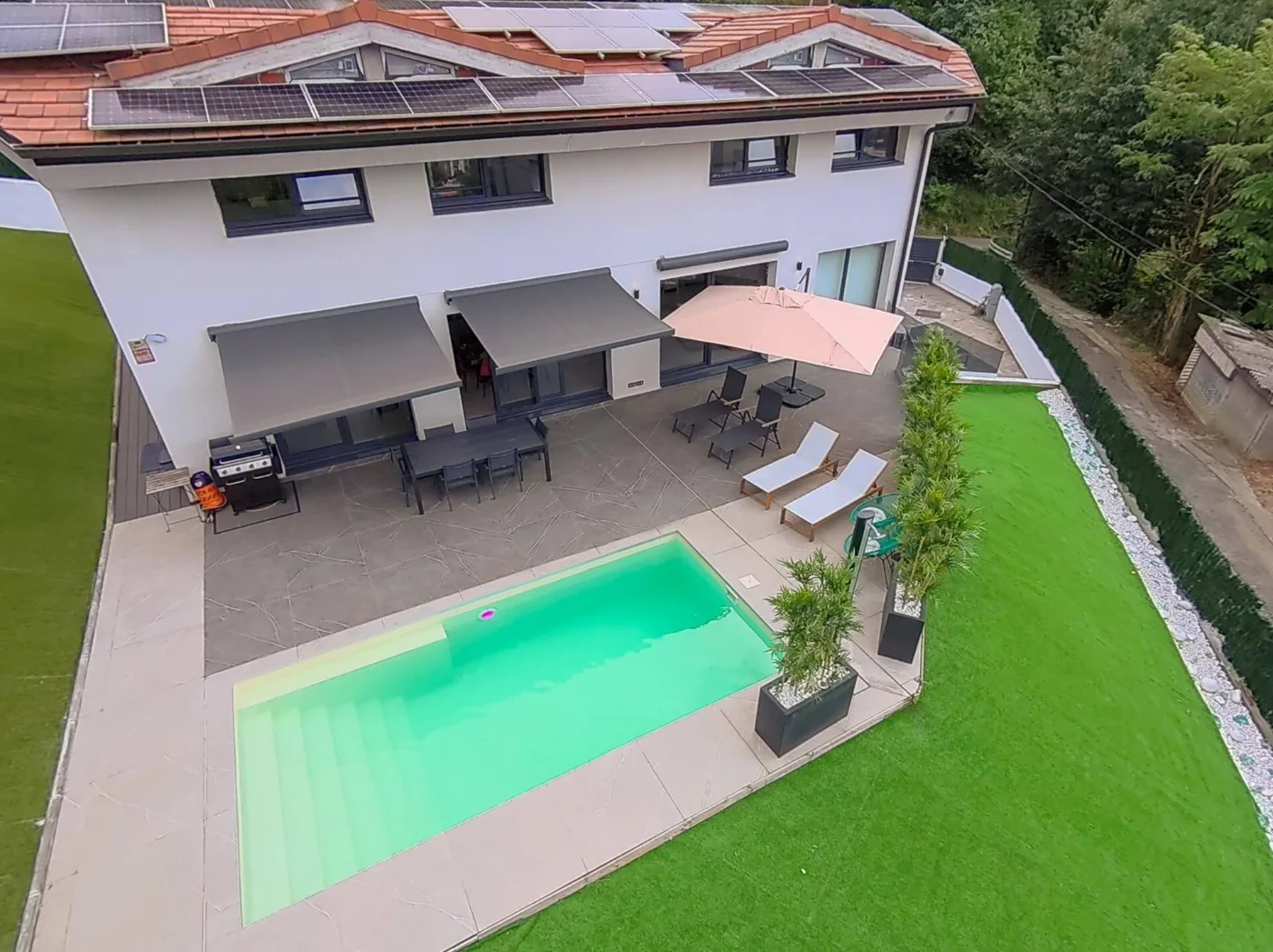 La piscina y el jardín