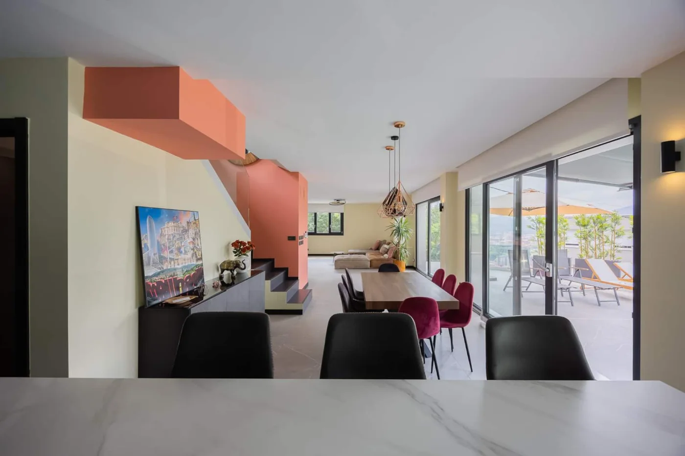 Comedor junto al ventanal