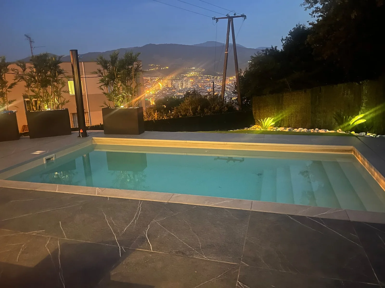 La piscina iluminada de noche